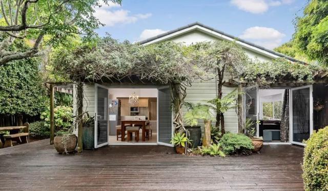 地球上最可怜国家，房子都是中国人的，当地人无家可归