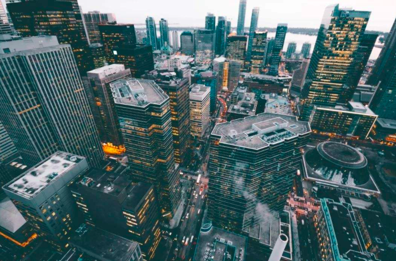 如果楼市崩盘，房价大幅度下跌，欠银行的贷款还要还吗？