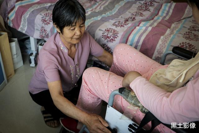 「医院」姐姐被亲弟弟打成重伤后丈夫起诉离婚，7旬老母医院守护5年未归家