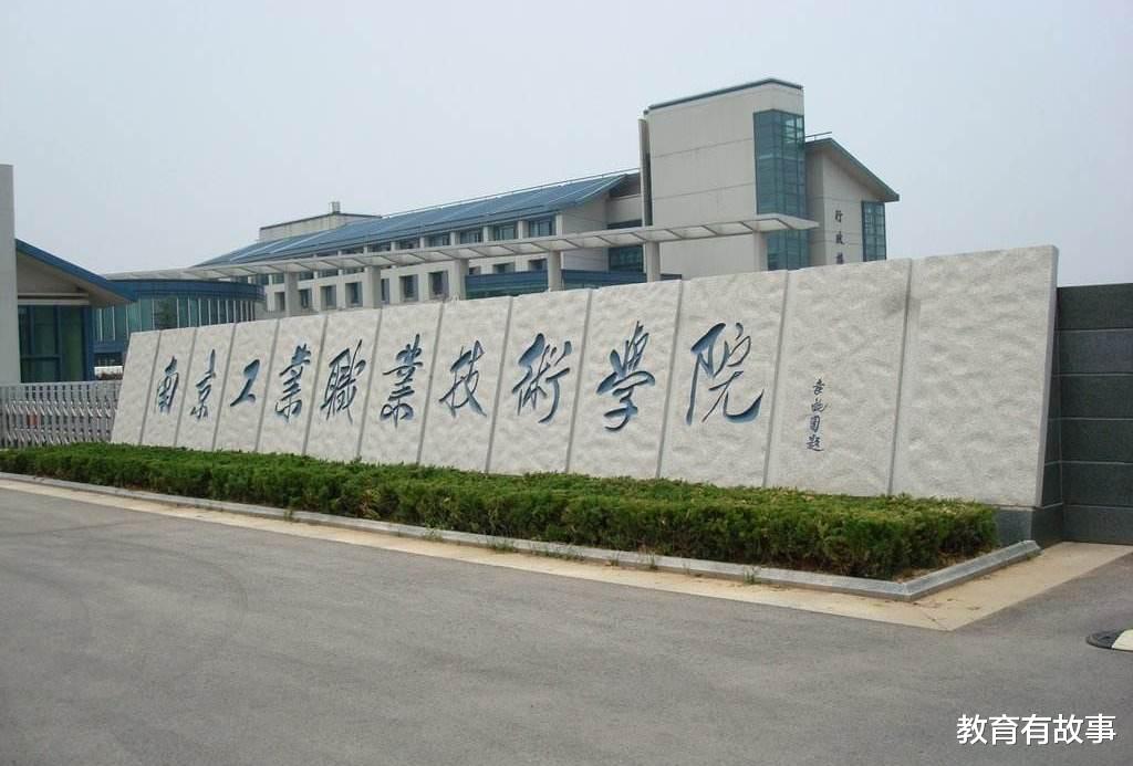 高考▲6所学院升级为大学，学校纷纷开始庆祝，学生却并不高兴