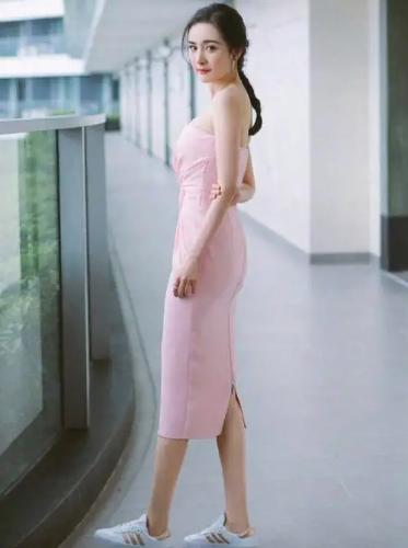 杨幂|爱美女星杨幂“假屁股”曝光，移位臃肿体态尽失，网友：尴尬！