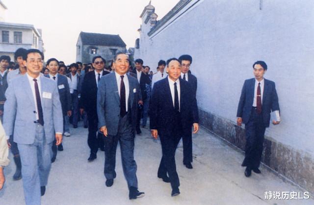 「包拯」世界首富看到族谱,喊道:我是包青天29代嫡孙,立即给中国捐款