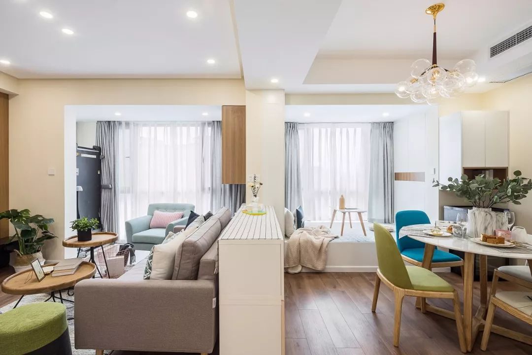 「」沙发不靠墙，还能靠什么？聪明人都这样做，实用又美观！