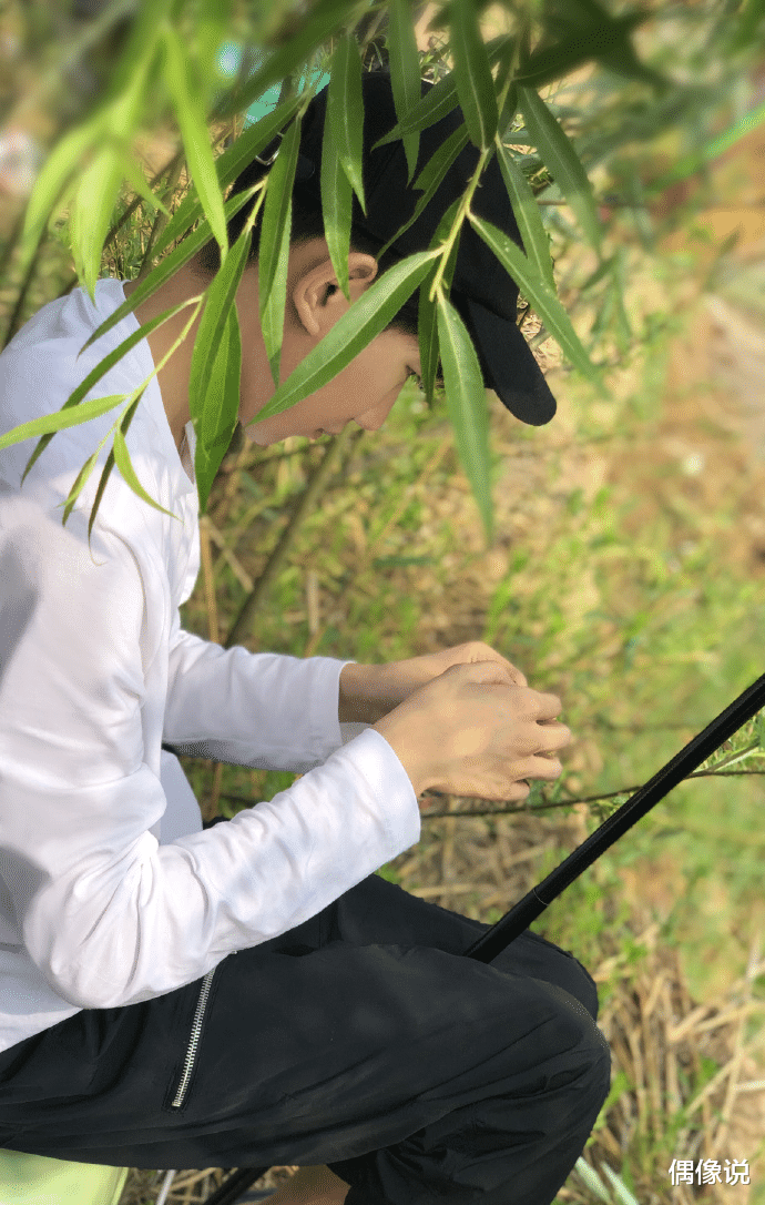 『王源』王源晒山区钓鱼照故意不露正脸，却被工作室出卖，曝光了同行者