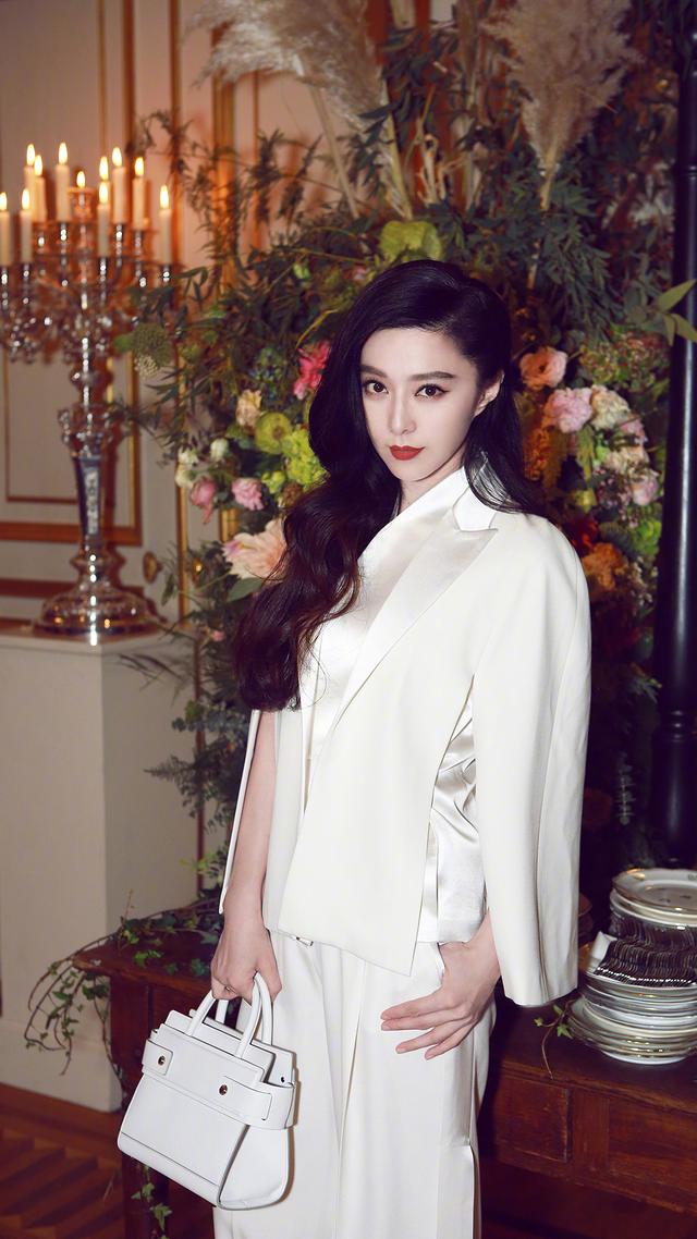 刘嘉玲|刘嘉玲晨跑被拍，慌忙躲避镜头，素颜的她和普通老太太一样