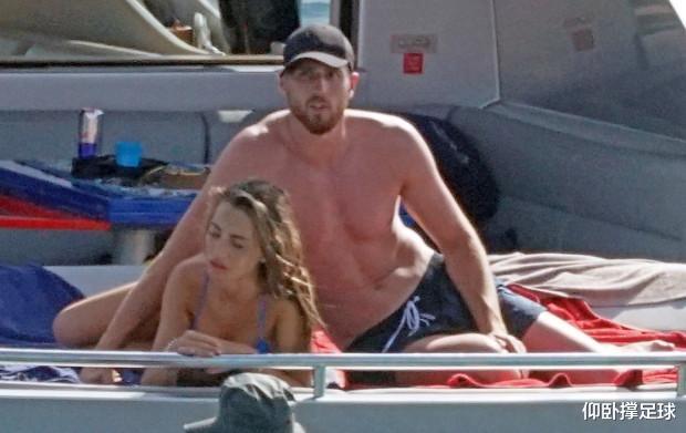 『C罗』盘点球员们奢华游艇,阿里每周赚10万镑,4万拿来租船讨女友欢心