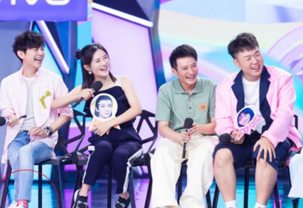 何炅■快本开播几分钟,何炅就秒上微博热搜,只因脚成全场亮点