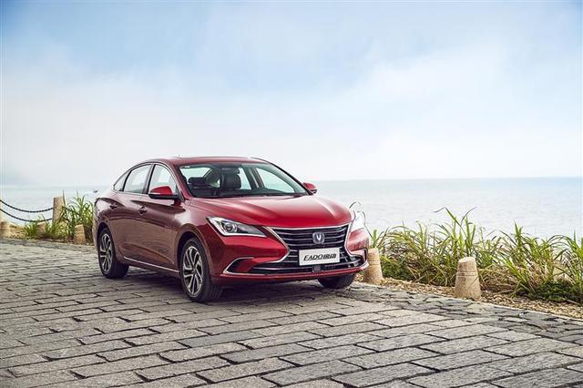 长安逸动|国产车不好?“长安逸动”与“日产轩逸”对比,差距不大!