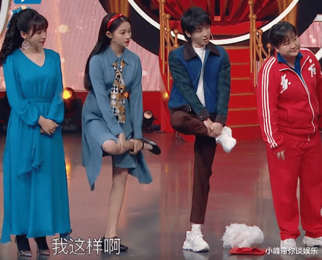 关晓彤:关晓彤录节目挑战“单腿站立”,却忘记穿的是裙子,救场动作太高级