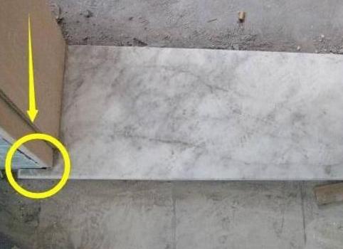 ▲为什么装门框要多加两个小卡扣？听师傅一说，知道晚了