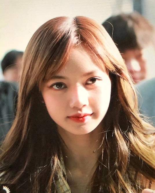 [lisa]Lisa为何一直留着刘海？当她“掀开刘海”后，网友：出人意料