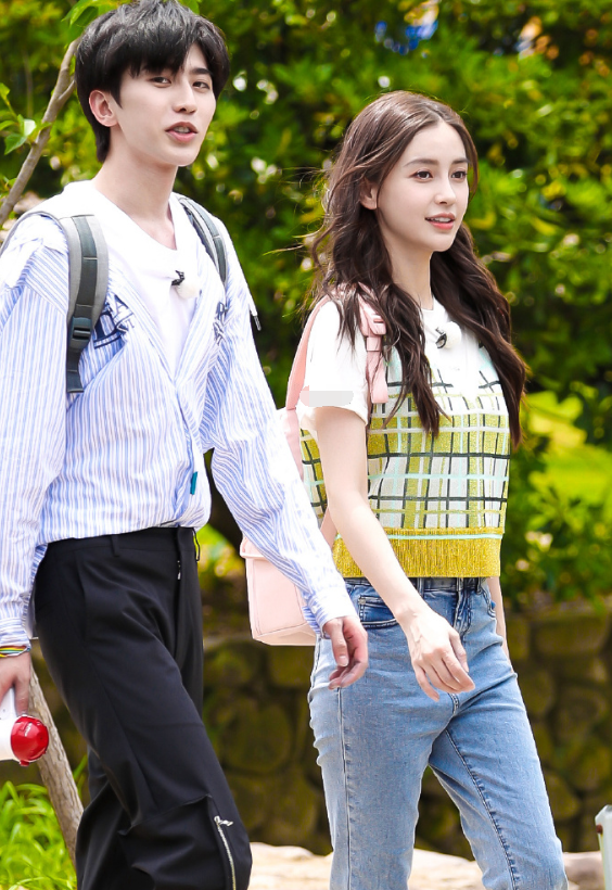 『蔡徐坤』蔡徐坤晒奔跑吧大合照，谁注意baby站姿？这才是女MC的排面