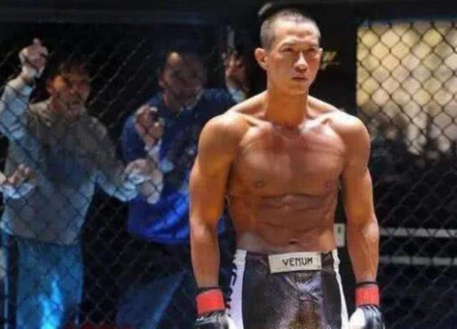 『影帝』同样是影帝，一个花9个月练了一身肌肉，一个花20万贴了一身假的