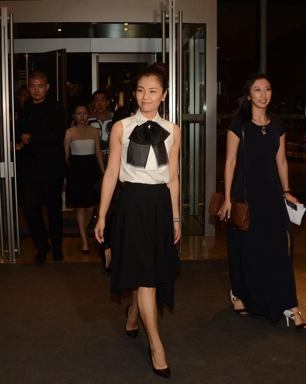 穿衣搭配|刘涛成\职场穿搭\新模板，一身黑白配干练又优雅，简单又显气质