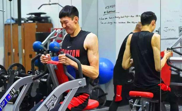 [周琦]壮如字母哥！知耻而后勇，周琦增重26斤，练成虎背熊腰