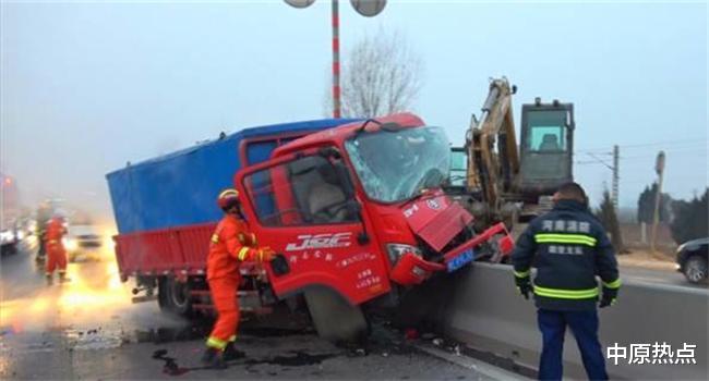 中原热点 驾车“骑上”隔离带 车损人伤成教训