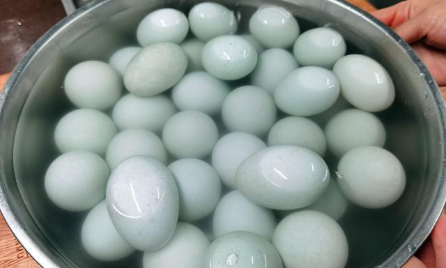 『玉米』腌咸鸭蛋，只加盐就错了，多加这2样，个个起沙流油，半月就能吃