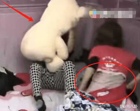 杨紫|杨紫睡觉被男明星掀被子,被吓到用玩偶遮挡,节目组都来不及救场