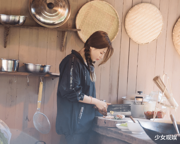 杨超越|中餐厅4赵丽颖干活卖力，大家却留意嘉宾杨超越，又一个小能手？