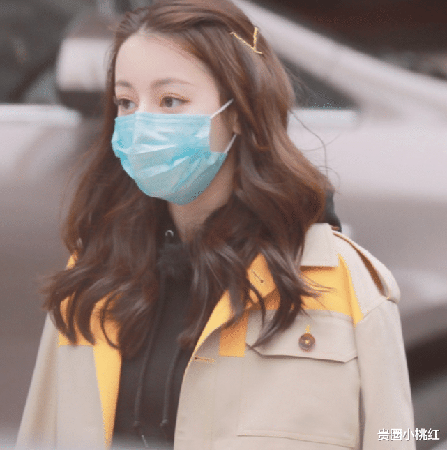 迪丽热巴@进桑拿房规定要脱鞋子，张艺兴却为啥不脱？看到迪丽热巴，我瞬间明白了