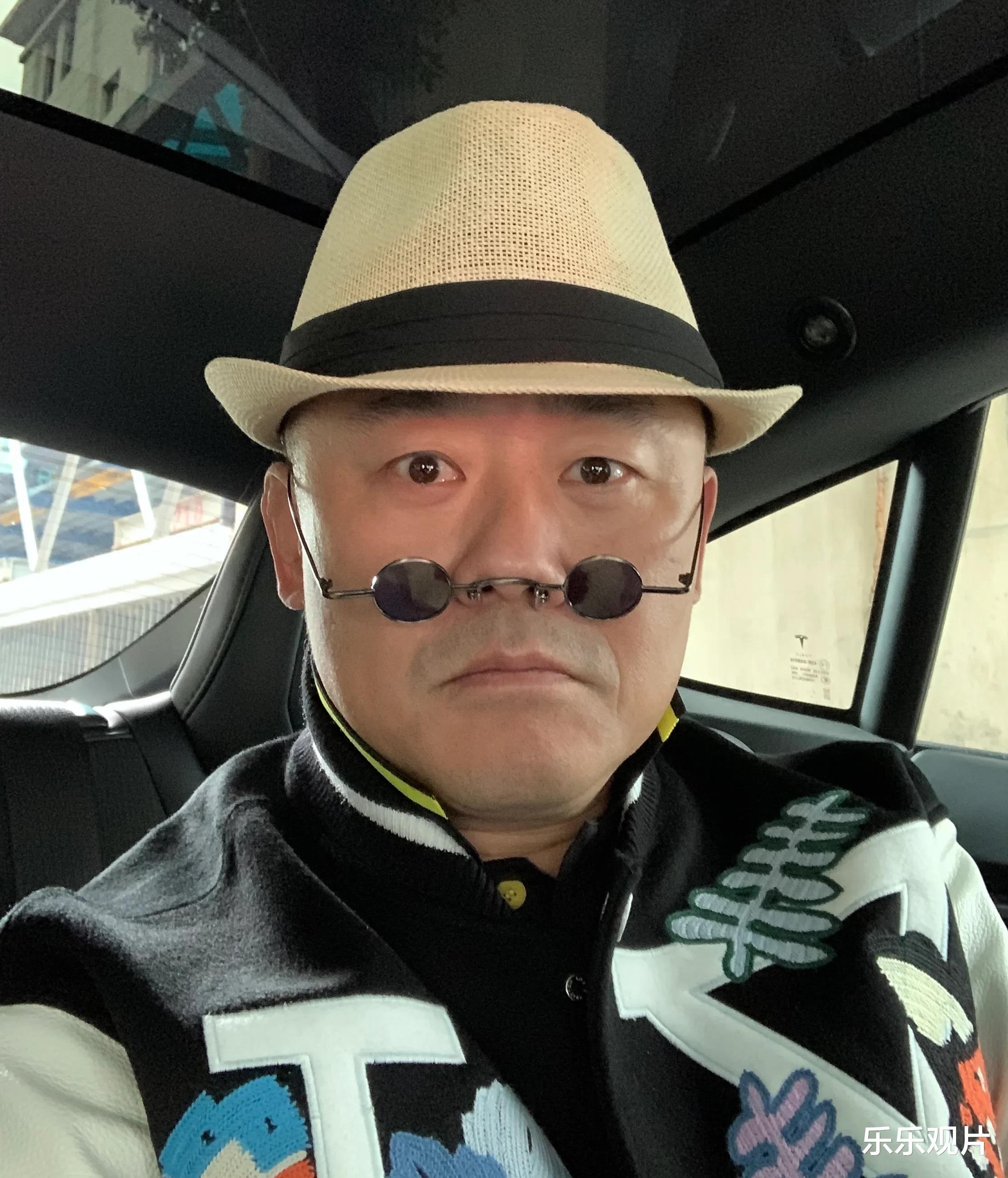 周立波|周立波二审后开心露面，坐豪车中玩自拍，以前的状态又回来了