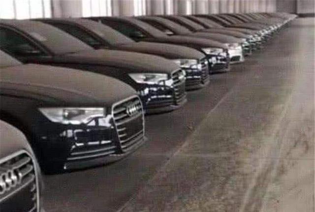奥迪A6L▲仓库奥迪A6L堆积如山，上面全是灰尘，销售：8万一辆赶紧开走吧