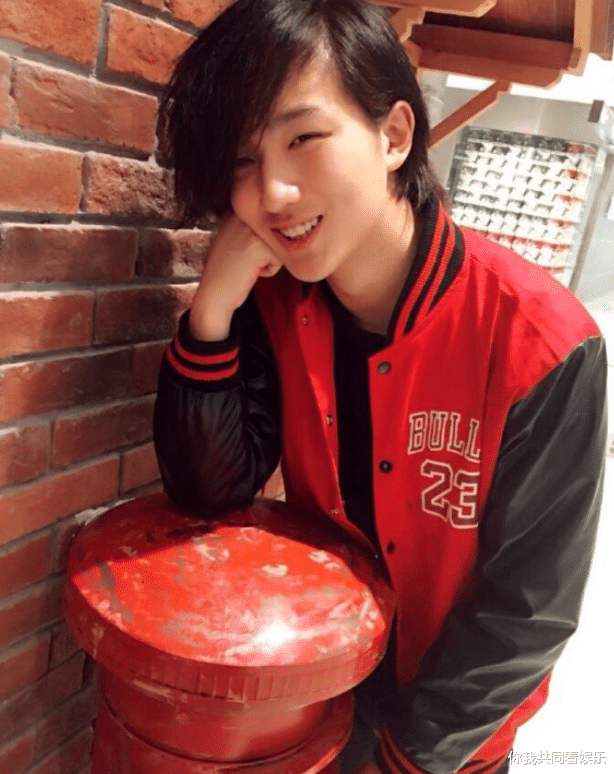 「李宏毅」还记得《变形计》的李宏毅吗？曾公开表白赵露思，今穿上西装帅成王子