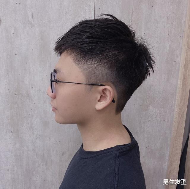 【发型】男士“不油腻”发型有哪些?试试这6款发型,清爽干净,时尚帅气