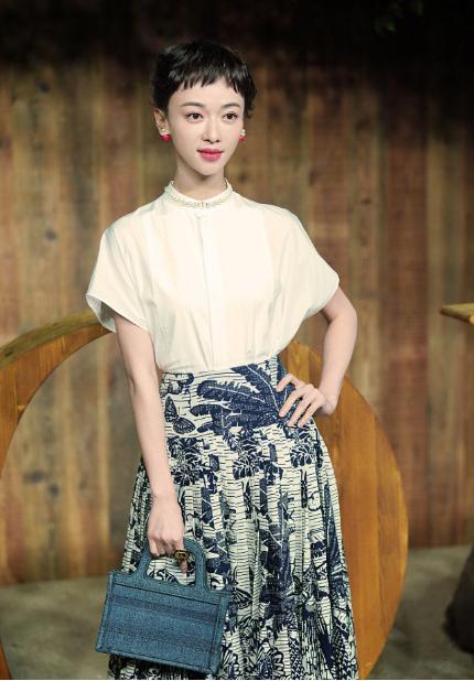 『刘海』吴谨言被这眉上刘海“毁了”，不仅显得额头宽，看着还没气质