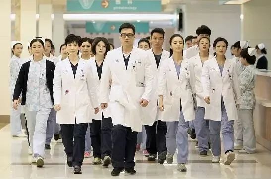 王耀庆|拉黑佟丽娅、逼疯薇娅，却独宠妻子20年，这个娱乐圈“第一高富帅”最近火了