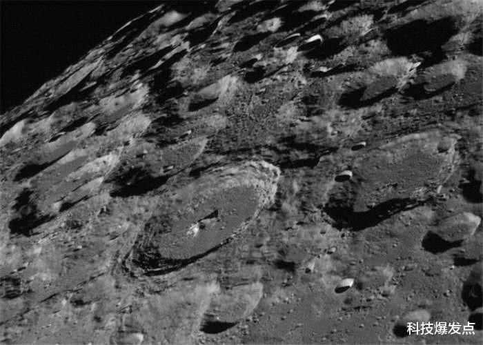 『科学家』星球表面发现焊接缝，长达1300公里，像是拼接起来的！