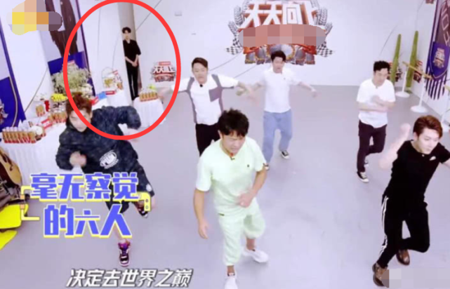 『王一博』王一博站后门看嘉宾练舞,表情像极了班主任,谁注意节目对他的简介?