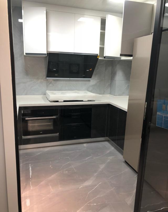 |晒晒花了一年装修的新房，家具已入场就剩软装，灰色瓷砖选对了！