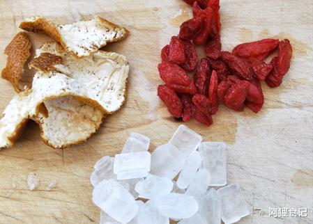 银耳@此甜汤是夏季完美的“润喉糖”,败火润喉又止咳,3块钱搞定一大锅