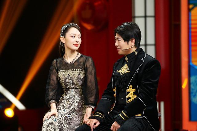 女孩 吉娜终于不秀身材！穿正装梳马尾与郎朗四指连弹，气质像极钢琴家！