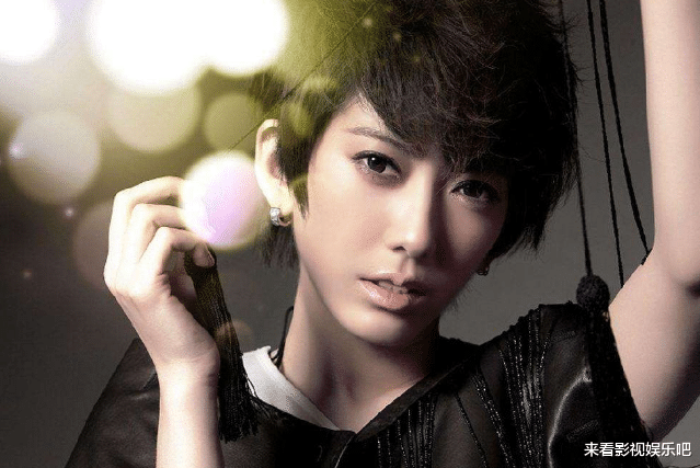 |她是乐坛比较火爆的女歌手，声音独特吸引人，拥有众多粉丝