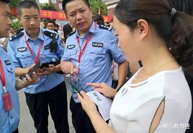 野鸡大学|得知儿子被“名校”录取,父母大摆筵席,老师看到校名后果断报警