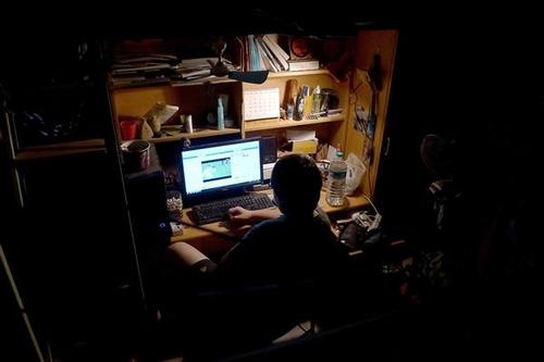 『』常浏览“黄色网站”当无人知？手机出现这几个现象后，你该选择“停手了”！