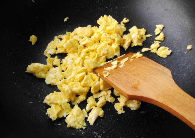 【炒鸡蛋】炒鸡蛋时放3样东西，相当于“慢性自杀”，没营养一身病