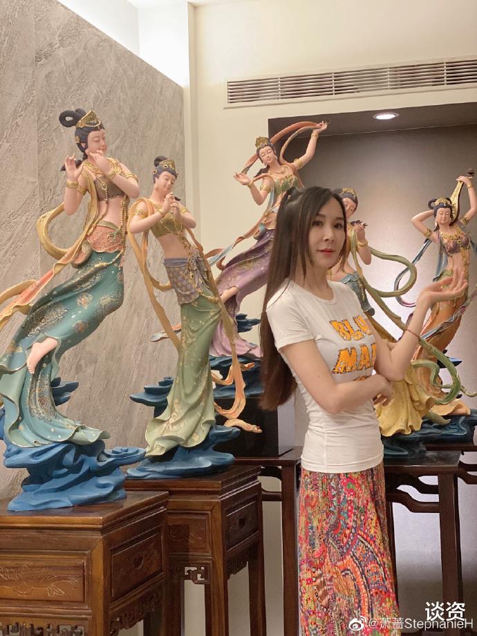 窦骁|52岁萧蔷近照受质疑，过度修图变“漫画脸”，三根脚趾太吓人