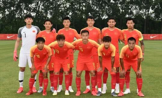 #国足#扛不住国足暴力飞铲？申花半场撤5主力，派上3名U21后卫，不陪你玩了！