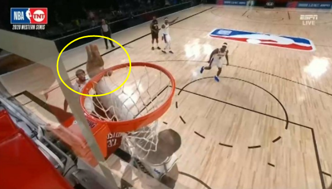 主机掌机类游戏|单节4次封盖，认真防守的詹姆斯太可怕，大拇指怼到篮圈疼得咧嘴