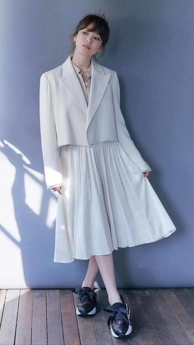 宋慧乔|39岁宋慧乔发型终于选对了!厚重刘海配烟熏妆美成瓷娃娃,状态佳