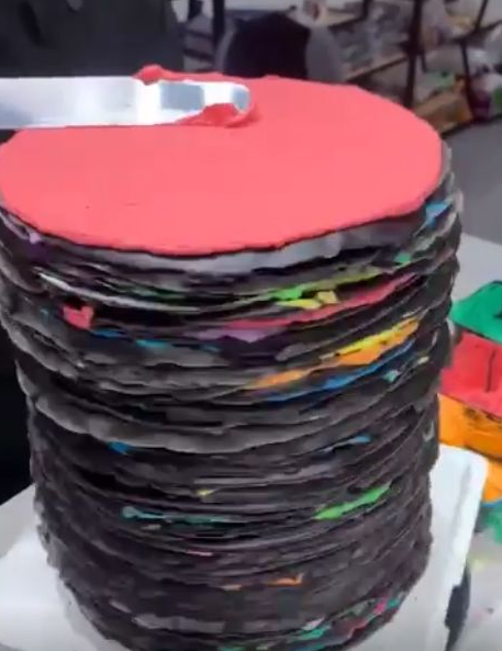 『千层蛋糕』网红“千层蛋糕”火了！500元一个，切开一看，吃货：50都不买