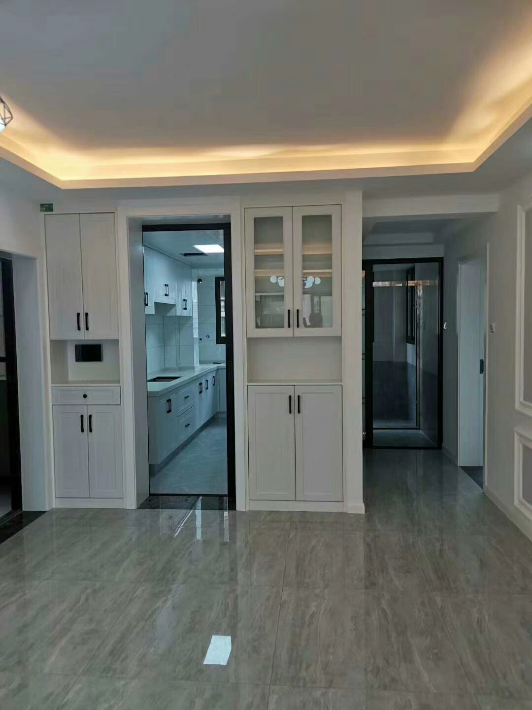 『』刚完成的新房硬装，入户和电视墙实用又大气，反正我觉得都好看！