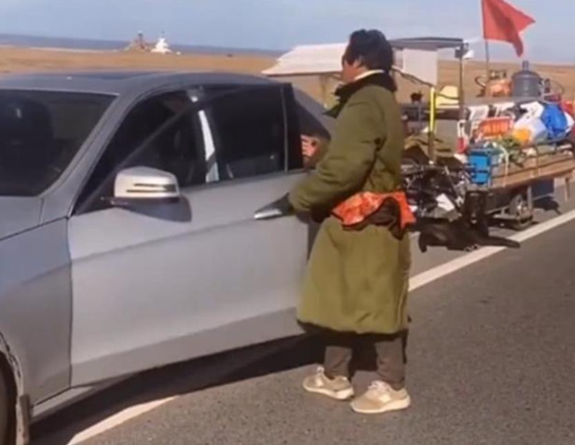 川藏线▲又一网红“假徒步”游川藏线，开着奔驰享福，却拖三轮哭穷！