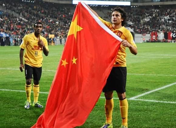 上海上港|上港反被精明误，艾克森1500万欧年薪贵，但中超冠军却没了！