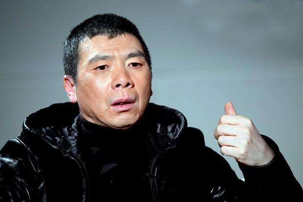 「冯小刚」冯小刚将华谊3%股票变现2个亿，张国立被坑后走穴还钱，2020年华谊断崖了！