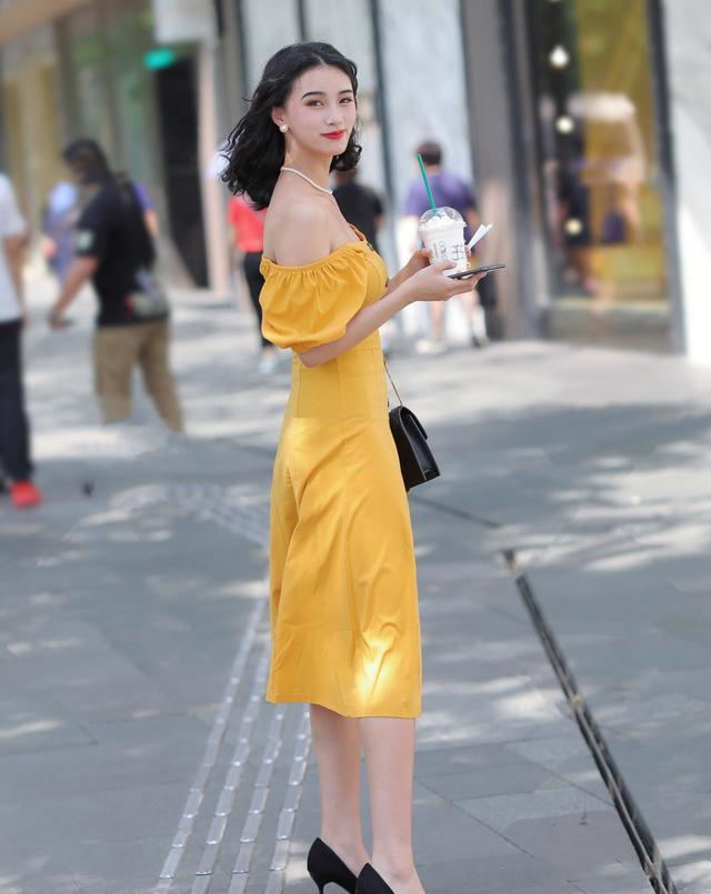 服饰|气质美女，一袭橙色一字肩裙，穿出最美的芳华