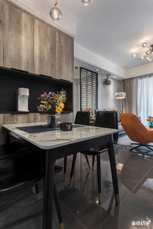 |他家装修真另类！客厅舍弃电视，厨房做开放式，反而又漂亮又实用